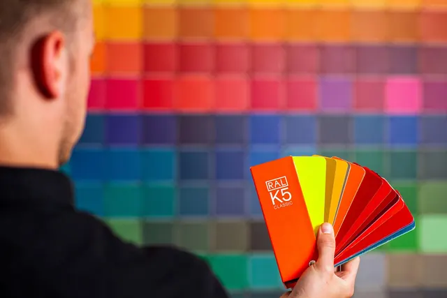 Kleurwaaier voor een wand vol kleurstalen